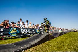 Eerst rijden alle deelnemers een run op het parcours en proberen daarbij de snelste tijd te klokken. Bmx Knwu
