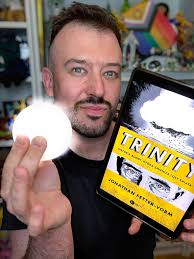 Oppenheimer, parafrazując pieśń Bhagavadgītā, powiedział: "Stałem się  śmiercią, niszczycielem światów". Zatem ja, parafrazując Oppenheimera, mogę  rzec: "Stałem się śmiercią Twojego wolnego czasu, niszczycielem Twojego  portfela". A to wszystko dlatego ...