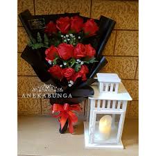 Rangkaian bunga diklasifikasikan berdasarkan bentuk dan modelnya seperti seikat bunga, rangkaian sabit, dan rangkaian bertingkat. Buket Bunga Mawar Plastik Artificial Rose Birthday Flower Bouquet Bucket Hadiah Ultah Ulang Tahun 1 Shopee Indonesia