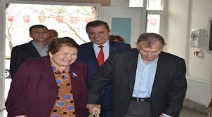 Akbulut bir taksiye biner, gideceği yeri söyler. Eski Basbakan Yildirim Akbulut Tan Nezaket Ziyareti Www Canakkaletv Com Tr Haber Sitesi