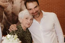 Tadeu Schmidt emociona com texto de despedida à mãe. Dona Jacira. Leia