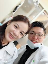 陳柄世牙醫師- 今天陳醫師門診有個貴客，認識快20年的老朋友從台中上來看牙...（不...不能透露她的芳齡， 她才剛滿25歲><  永遠25歲）幫老朋友而且是牙醫師看牙，要格外認真＾＾ 這位氣質美女，特別介紹一下，她是台中很厲害的矯正醫師，陳醫師真心推薦！！！ 在中部有矯正 ...