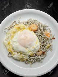 These sentences come from external sources and may. Bebe Anguilles Ou Civelles Substitut A La Sauce A L Ail A Des Traditionnelles Tapas Espagnoles Gulas Al Ajillo Aux Crevettes Et Oeuf Sur Le Plat Banque D Images Et Photos Libres De Droits