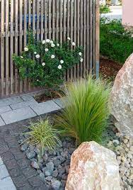 Ideen zur vorgartengestaltung mit kies und split gartenlexikon de. Pflegeleichter Vorgarten Mit Grossen Steinen Und Grasern Garten Landschaftsbau Garten Ideen Gestaltung Vorgarten Garten Gestalten