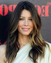 Long hairstyles for round faces are no less popular thanks to the super beneficial vertical lines elongating a full face. Best Long Hairstyles For Round Faces Folade