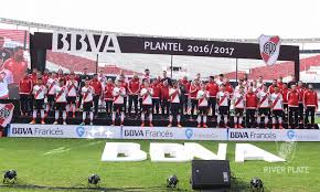 River plate de argentina anunció esta noche cinco nuevos casos de coronavirus en el plantel, por lo que llegan a 15 los jugadores contagiados, entre ellos el defensor central chileno paulo díaz. River Presento A Su Plantel Para La Proxima Temporada