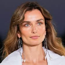 Clara Cervera, maquilladora: “Para no verme 7 años mayor, aplico poca  cantidad de base en 4 puntos estratégicos para devolver la frescura y tapo  las manchas con un poco de corrector”