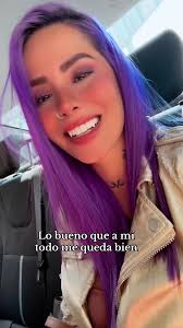 Transforma tu look con cabello morado eléctrico