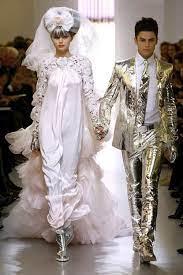 Außerdem finden außergewöhnliche modenschauen statt, bei der die angehende braut und der. Die 20 Bezauberndsten Brautkleider Von Karl Lagerfeld Fur Chanel Couture Brautkleider Chanel Brautkleid Couture Mode
