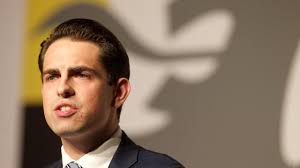 Vlaams belang leuven heeft met de negentienjarige jens reynaerts een nieuwe voorzitter binnen de eigen rangen. Misnoegde N Va Ers Trekken Naar Vlaams Belang De Tijd