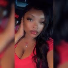 Amber Sunde's Instagram, Twitter & Facebook