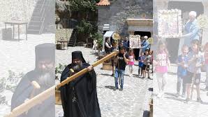 Τιο ανατολικά του στενότερου τμήματος της κρήτης (ισθμός ιεράπετρας) χαμηλά στην άκρη της οροσειράς που ξεκινά από τα βόρεια παράλια του. H Apoka8hlwsh Sthn Iera Monh Koydoyma Ekklhsia Online