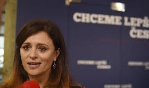 Hejtmanka středočeského kraje jaroslava pokorná jermanová (za hnutí ano) čelila kritice, že jeden ze služebních vozů, které má k dispozici, nechávala na cesty do práce svému manželovi. Ve Strednich Cechach Pry Muze Pribyt Skoro Milion Lidi Kraj Se Brani E15 Cz