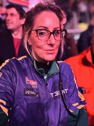 Stand up if you love the darts!”