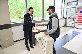 Albin kurti | njeri i popullit. Albin Kurti I Embelson Me Bakllava Policet Dhe Punonjesit E Qeverise Lajme Mk