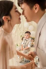 Top ý tưởng chụp ảnh gia đình 3 người concept xe và hoa