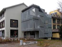 Gitterverkleidung Von Treppenturm Als Absturzsicherung Und Gelander Fur Kindertagesstatte Stahlverkleidung Architektur Treppe