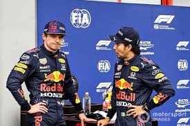 Los pilotos sergio checo perez y max verstappen participan en la grabación de mobil 1 the grid a la espera del gran premio de portugal del próximo 2 de mayo. Sergio Perez Le Corto A Verstappen Un Invicto De 30 Sabados