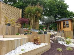 Muret De Retenue En Bois Et Rocailles Implantes Dans Un Massif Mineral Terrasse Rocaille Muret