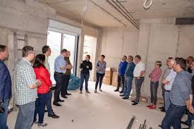 Schließlich sollen sich alle, die bei uns leben, auch zu hause fühlen. Fwg Vor Ort Auf Der Baustelle Des Seniorenzentrums Elisabeth Haus In Weibern Fwg Weibern E V