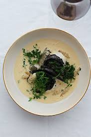 Kabeljau Mit Gebratener Blutwurst Knollenziest Crosne Stachies Japanische Artischocke Mit Beurre Blanc Frittiertem Kerbel Und Dem Passenden Wein Der Ha Blutwurst Wurstchen Artischocken