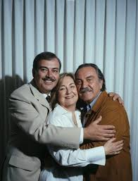 Pedro Armendáriz con sus Dos hijos ▪︎Carmen Armendariz ▪︎Pedro Armendáriz Jr  ○Creado con inteligencia artificial