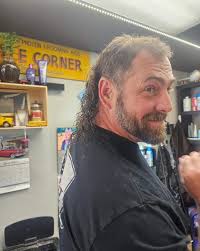 Best stylist for men's mullet with natural curls?