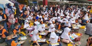 Sebenarnya banyak sekali buku mewarnai islam pdf yang bisa ditemukan di internet namun di blog ini juga menyediakan. Closing Alif 2020 800 Anak Ikut Lomba Mewarnai Beritatangerang Com