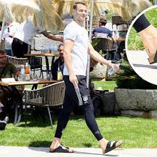 Kein wunder, denn auf dem spielfeld ist das gestochene motiv auf manuel neuers körper nicht zu sehen. Manuel Neuer Gut Versteckt Sein Tattoo Kennen Nur Die Wenigsten Bunte De