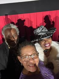 Such an awesome time tonight meeting the J.R. Ward with my seester Joanie  Mills ❤️❤️😍😍