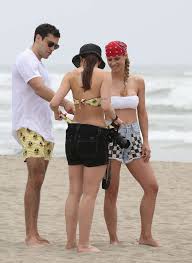 Aurora ramazzotti, problema in radio. Michelle Hunziker And Aurora Ramazzotti On The Beach In Varigotti 05 Gotceleb
