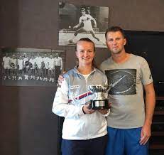 Jun 14, 2021 · tenistka barbora krejčíková je po dvojitém triumfu na roland garros opět deblovou světovou jedničkou. Barbora Krejcikova A Jeji Pavel Snobel Tennis Academy Facebook
