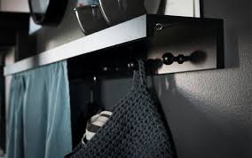 Nahaufnahme Einer Selbst Gemachten Garderobe Mit Stoffvorhang U A Mit Mosslanda Bilderleiste In Schwarz Ikea Ideen Bild Leiste Fotoleiste