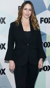 Jennifer love hewitt is one of the most beautiful faces that hollywood has ever seen. Jennifer Love Hewitt Apologizes For Wrecked Red Carpet Appearance Daily Mail Online