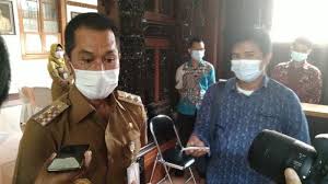 Pasar kliwon kudus merupakan pasar tradisional terbesar dan teramai di kota kudus, bahkan di sepanjang jalur pantura timur. Pemkab Kudus Tegur Pengelola Makam Sunan Muria Banyak Wisatawan Luar Daerah Kucing Kucingan Tribun Banyumas