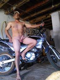 Sentado na moto de pau duro nudes : gaynsfw 
