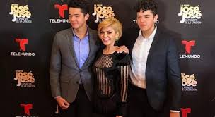 Itatí cantoral y eduardo santamarina se casaron en 1999 y, tras cinco años de matrimonio, anunciaron su divorcio. Hijos De Itati Cantoral Y Eduardo Santamarina Roban Miradas En Alfombra Roja Economiahoy Mx