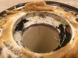 How do you remove old toilet flange? Toilet Flange Is Cracked Best Way To Remove This Style Doesn T Appear To Down Into The Drain Pipe I M Guessing Just Make Small Score Cuts And Chisel It Away From The Pipe