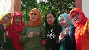 Kali ini adalah bupati nganjuk, jawa timur berinisial nrh. Cover Karna Su Sayang Istri Bupati Nganjuk Ft Band Kresna Youtube