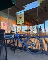 Rush hour madness bike at its finest. Quicky solid one 45km done and a hot  coffee one combine with a bagel