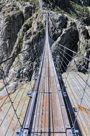 Noch vor wenigen jahren konnte die trifthütte des schweizer alpenclubs zu fuss über die gletscherzunge erreicht werden. Triftbrucke Schweiz Franks Travelbox