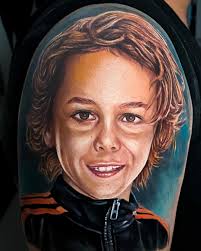 Toppen af poppen er vores Sebastian 🔥🔝🔥 Han brager derud af, om der er  vanvittige farver eller black'n'grey i realisme eller traditionel. 🤩👌 Han  laver det hele 😍 Vi har åbnet op