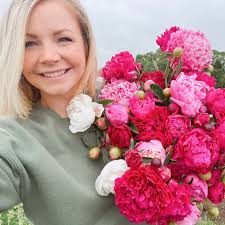 And just like that, the farm is in bloom! I'm making gorgeous fresh Peony &  English Rose Bouquets for you right now! 💗