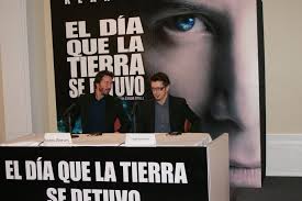 Dezember 2008 feierte der film in mehreren ländern zeitgleich seine premiere, darunter auch in der schweiz.4 am tag darauf war er in deutschland und österreich zu sehen.4 einen weiteren. Der Tag An Dem Die Erde Stillstand 2008 Wikiwand