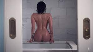 No Makeup, No Clothes, No Retouching: Demi Lovato Models Nude for Vanity  Fair | Fstoppers