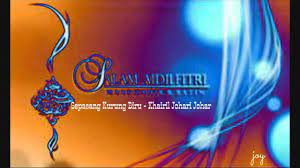 Lirik lagu itu ditulis oleh penulis lirik. Sepasang Kurung Biru Khairil Johari Johar Youtube