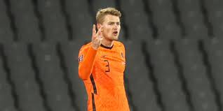 De trainingspakken en trainingskleding zijn dit seizoen in de zwart, wit en oranje. Bondscoach De Boer De Ligt Is Fit En Speelt Tegen Oostenrijk