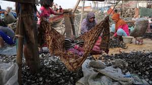 Kemiskinan sudah menjadi suatu fenomena yang selalu hangat untuk diperbincangkan di negara sedang berkembang, termasuk indonesia. Pemerintah Ingin Kejar Target Kemiskinan 0 Persen Di 2030 Kumparan Com
