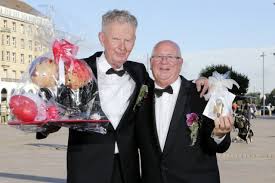 Damit ihr nicht alleine vor dem gefürchteten weißen blatt papier steht, haben wir schöne moderne glückwünsche zur vermählung. Gleichgeschlechtliche Ehe Gluckwunsch Fur Alle Gesellschaft Sz De