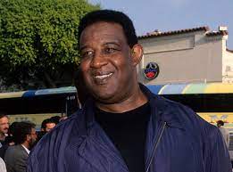 L'acteur a tourné dans de nombreux films, comme permis de tuer, rocky 2 ou encore last action hero. C Thqg3 6l6qgm